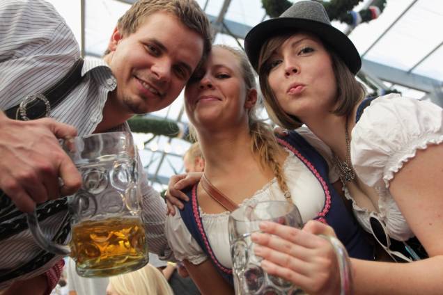 <strong>10. Oktoberfest, Alemanha</strong> A festa de outubro começa em setembro. Uma verdadeira ode à cerveja e à alegria, tudo começou com as comemorações do casamento do príncipe Ludwig e a princesa Teresa da Baviera, em 1810. Carrosséis e montanhas-russas são só o pano de fundo para joelhos de porco, salsichões, chucrute e canecões de cerveja servidos nos barracões armados nos 42 hectares de Theresienwiese, em <strong>Munique</strong>. A festa deu origem a festas semelhantes, como a de <strong><a href="https://viajeaqui.abril.com.br/cidades/br-sc-blumenau" rel="Blumenau" target="_blank">Blumenau</a>, <a href="https://viajeaqui.abril.com.br/estados/br-santa-catarina" rel="Santa Catarina" target="_blank">Santa Catarina</a></strong>. <strong>Onde: </strong><a href="https://viajeaqui.abril.com.br/cidades/alemanha-munique" rel="Munique" target="_blank">Munique</a>, <a href="https://viajeaqui.abril.com.br/paises/alemanha" rel="Alemanha" target="_blank">Alemanha</a>.<strong> Quando:</strong> 22/Set a 7/Out <strong>10. Oktoberfest, Alemanha</strong> A festa de outubro começa em setembro. Uma verdadeira ode à cerveja e à alegria, tudo começou com as comemorações do casamento do príncipe Ludwig e a princesa Teresa da Baviera, em 1810. Carrosséis e montanhas-russas são só o pano de fundo para joelhos de porco, salsichões, chucrute e canecões de cerveja servidos nos barracões armados nos 42 hectares de Theresienwiese, em <strong>Munique</strong>. A festa deu origem a festas semelhantes, como a de <strong><a href="https://viajeaqui.abril.com.br/cidades/br-sc-blumenau" rel="Blumenau" target="_blank">Blumenau</a>, <a href="https://viajeaqui.abril.com.br/estados/br-santa-catarina" rel="Santa Catarina" target="_blank">Santa Catarina</a></strong>. <strong>Onde: </strong><a href="https://viajeaqui.abril.com.br/cidades/alemanha-munique" rel="Munique" target="_blank">Munique</a>, <a href="https://viajeaqui.abril.com.br/paises/alemanha" rel="Alemanha" target="_blank">Alemanha</a>.<strong> Quando:</strong> 22/Set a 7/Out