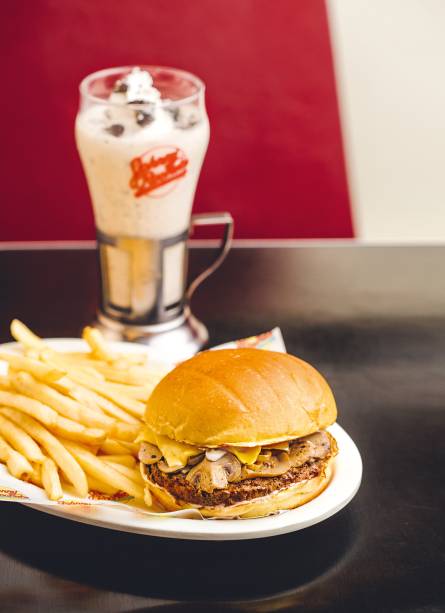 <strong>2. <a href="https://johnnyrockets.com.br/" target="_blank">Johnny Rockets</a> - </strong>Aqui, a experiência é americanoide, com atendentes simpáticos quase além da conta que param vez ou outra para dançar clássicos dos anos 60 no salão. Fora os milk-shakes e as batatas fritas inundadas com cheddar e chilli, há hamburgões ogros que desmancham nas mãos se você vacilar. Aposta boa é o Route 66, com queijo suíço, cebola grelhada, maionese e champignon. <em>Avenida Paulista – Shopping Cidade São Paulo </em>