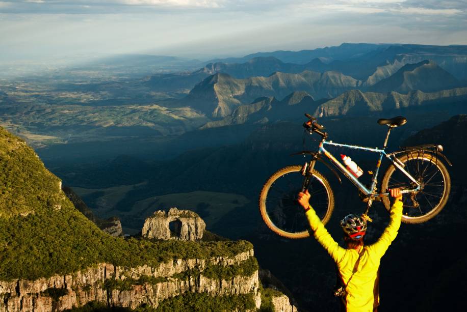 <strong>Urubici (Santa Catarina)</strong> No triângulo entre <a href="https://viajeaqui.abril.com.br/cidades/br-sc-sao-joaquim">São Joaquim</a>, Urupema e <a href="https://viajeaqui.abril.com.br/cidades/br-sc-sao-joaquim">Urubici</a>, temperaturas abaixo de zero e neve ocasional fazem a alegria dos turistas. A disputa pelo título de cidade mais fria do Brasil é acirrada (e tem dezenas de outros pretendentes), mas Urubici destaca-se por um centrinho agradável, boas opções gastronômicas, pousadas de qualidade e uma natureza de recortes deslumbrantes. A Pedra Furada e o Morro da Igreja estão entre as melhores atrações da região, assim como a Serra do Rio do Rastro, na vizinha <a href="https://viajeaqui.abril.com.br/cidades/br-sc-bom-jardim-da-serra">Bom Jardim da Serra</a>. <em><a href="https://www.booking.com/searchresults.pt-br.html?aid=332455&lang=pt-br&sid=eedbe6de09e709d664615ac6f1b39a5d&sb=1&src=searchresults&src_elem=sb&error_url=https%3A%2F%2Fwww.booking.com%2Fsearchresults.pt-br.html%3Faid%3D332455%3Bsid%3Deedbe6de09e709d664615ac6f1b39a5d%3Bcity%3D-624793%3Bclass_interval%3D1%3Bdest_id%3D-644945%3Bdest_type%3Dcity%3Bdtdisc%3D0%3Bfrom_sf%3D1%3Bgroup_adults%3D2%3Bgroup_children%3D0%3Binac%3D0%3Bindex_postcard%3D0%3Blabel_click%3Dundef%3Bno_rooms%3D1%3Boffset%3D0%3Bpostcard%3D0%3Braw_dest_type%3Dcity%3Broom1%3DA%252CA%3Bsb_price_type%3Dtotal%3Bsearch_selected%3D1%3Bsrc%3Dsearchresults%3Bsrc_elem%3Dsb%3Bss%3DGon%25C3%25A7alves%252C%2520%25E2%2580%258BMinas%2520Gerais%252C%2520%25E2%2580%258BBrasil%3Bss_all%3D0%3Bss_raw%3DGon%25C3%25A7alves%3Bssb%3Dempty%3Bsshis%3D0%3Bssne_untouched%3DAndara%25C3%25AD%26%3B&ss=Urubici%2C+%E2%80%8BSanta+Catarina%2C+%E2%80%8BBrasil&ssne=Gon%C3%A7alves&ssne_untouched=Gon%C3%A7alves&city=-644945&checkin_monthday=&checkin_month=&checkin_year=&checkout_monthday=&checkout_month=&checkout_year=&no_rooms=1&group_adults=2&group_children=0&highlighted_hotels=&from_sf=1&ss_raw=Urubici&ac_position=0&ac_langcode=xb&dest_id=-677760&dest_type=city&search_pageview_id=9201917526d002f1&search_selected=true&search_pageview_id=9201917526d002f1&ac_suggestion_list_length=5&ac_suggestion_theme_list_length=0" target="_blank" rel="noopener">Busque hospedagens em Urubici no Booking.com</a></em>