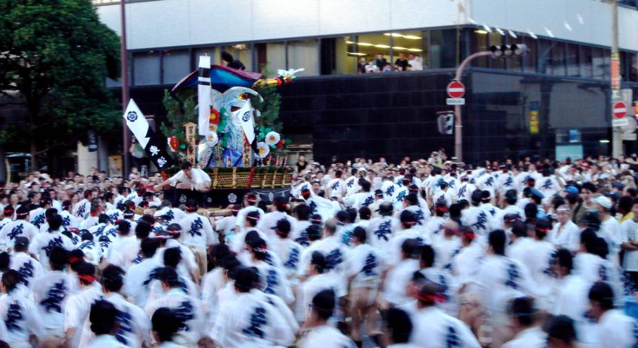<strong>6. Hakata Gion Yamakasa, Jap&atilde;o</strong><br />Este festival dura duas semanas, mas nada &eacute; compar&aacute;vel ao seu est&aacute;gio final, uma louca corrida pelas ruas de <strong>Fukuoka</strong>, no sul do Jap&atilde;o. Exatamente &agrave;s 4h59 do dia 15 de julho bairros rivais carregar&atilde;o nos ombros, em pequenos intervalos, um carro ricamente adornado pesando uma tonelada. Vence quem fizer o percurso em menos tempo. A excita&ccedil;&atilde;o toma conta do p&uacute;blico, que grita junta com os competidores e joga baldes de &aacute;gua nos participantes, remetendo &agrave;s origens da prociss&atilde;o, um ritual de purifica&ccedil;&atilde;o <strong>xinto&iacute;sta</strong>. O esfor&ccedil;o &eacute; tanto que muitos carregadores, todos com as <strong>n&aacute;degas </strong>praticamente de fora, terminam o percurso com as vestimentas encharcadas de sangue.<strong>Onde: </strong>Fukuoka, <a href="https://viajeaqui.abril.com.br/paises/japao" rel="Jap&atilde;o" target="_blank">Jap&atilde;o</a>. <strong>Quando:</strong> 1/15 de Julho&nbsp;