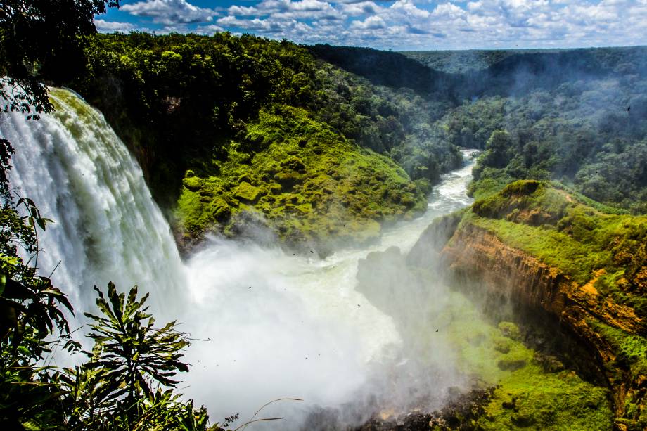 Outro ponto alto da Rota dos Parecis é o Salto Utiariti, grande cachoeira do rio Papagaios. Ela tem queda de aproximadamente 90 metros e muita, muita água! Ela fica dentro da aldeia Utiariti e é um dos saltos mais imponentes do Mato Grosso (e olha que não faltam cachoeiras no estado). Outro ponto alto da Rota dos Parecis é o Salto Utiariti, grande cachoeira do rio Papagaios. Ela tem queda de aproximadamente 90 metros e muita, muita água! Ela fica dentro da aldeia Utiariti e é um dos saltos mais imponentes do Mato Grosso (e olha que não faltam cachoeiras no estado).