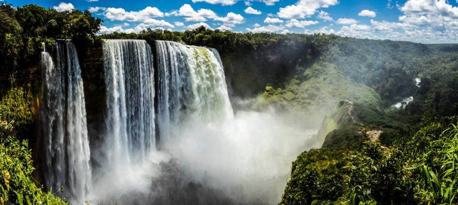 Para ver o salto frente a frente, é preciso caminhar por uma trilha mais íngreme e cercada de mata mais fechada. De cima do mirante a vista é de tirar o fôlego