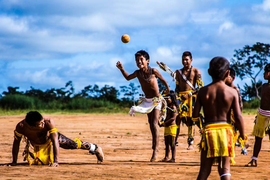Durante o passeio, o turista também irá conhecer o jikunahati, uma espécie de futebol de cabeça, ou cabeça-bol. Este é um jogo disputado com uma bola de mangaba chamada igomaliró. A bola é arremessada com um golpe de cabeça entre duas equipes dispostas em um campo retangular, dividido em duas partes por uma linha riscada no chão. Cada equipe é formada por homens de um mesmo grupo local ou por indivíduos que se consideram ihinaiharé kaisereharé (parentes verdadeiros) Durante o passeio, o turista também irá conhecer o jikunahati, uma espécie de futebol de cabeça, ou cabeça-bol. Este é um jogo disputado com uma bola de mangaba chamada igomaliró. A bola é arremessada com um golpe de cabeça entre duas equipes dispostas em um campo retangular, dividido em duas partes por uma linha riscada no chão. Cada equipe é formada por homens de um mesmo grupo local ou por indivíduos que se consideram ihinaiharé kaisereharé (parentes verdadeiros)