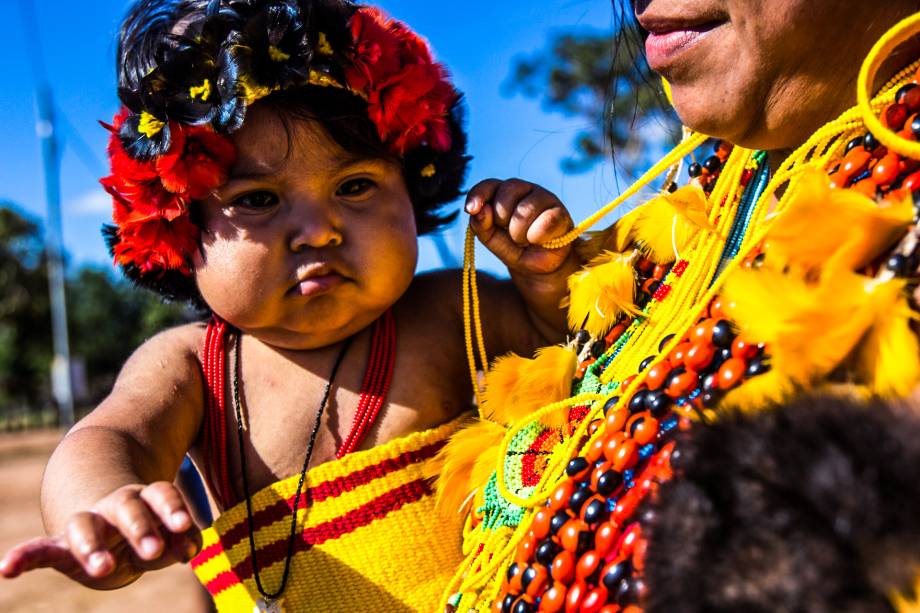 A aldeia Wazare foi criada com o objetivo específico de desenvolver o turismo indígena. Na aldeia, vivem atualmente 37 índios, pertencentes a doze famílias da etnia Paresi. Antes da criação da aldeia, eles viviam na dos avós do cacique Rony Azoinaice. “Durante o tempo em que estive na cidade estudando eu senti essa necessidade que os não-índios têm em conhecer um pouco mais da nossa cultura, por isso decidimos criar a aldeia Wazare especificamente voltada ao turismo”, relata o cacique