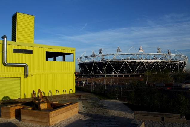 <strong>Londres </strong>já recebe a 30ª edição dos <strong>Jogos Olímpicos </strong>da era moderna. De 27 de julho a 12 de agosto, cerca de 10 mil atletas de 170 países estarão competindo em 26 esportes, divididos em 39 modalidades.Esta é a terceira vez que a capital do <a href="https://viajeaqui.abril.com.br/paises/reino-unido" rel="Reino Unido " target="_blank">Reino Unido </a>sedia uma Olimpíada. Nos Jogos anteriores, em 1908 e 1948, <a href="https://viajeaqui.abril.com.br/cidades/reino-unido-londres" rel="Londres" target="_blank">Londres</a> encontrava-se em momentos muito distintos, na ressaca pós-vitoriana e levantando-se dos escombros da II Grande Guerra, respectivamente. Desta vez, porém, a cidade pretende reforçar sua imagem de país de vanguarda nas áreas de sustentabilidade e acessibilidade. Várias das modernas instalações construídas para os Jogos também servirão às <strong>Paraolimpíadas </strong>e prometem deixar um marcante legado para as futuras gerações. Um exemplo é o Londom Olympic Stadium (foto) que, no entanto, ainda não tem destino pós-olímpico ainda definido. Se ele se tornará o mais novo elefante branco esportivo, típico de Copas do Mundo e Olimpíadas, é algo a ser verificado no futuro.Muito além das competições, Londres também possui uma série de ótimas atrações para os turistas. Espalhados por um pequeno raio a partir do centro estão museus com acervos ímpares, palácios que servem à monarquia mais badalada do planeta, convidativos parques urbanos e um cenário cultural movimentado, com musicais, shows, concertos e espetáculos para todos os gostos. <strong>Londres </strong>já recebe a 30ª edição dos <strong>Jogos Olímpicos </strong>da era moderna. De 27 de julho a 12 de agosto, cerca de 10 mil atletas de 170 países estarão competindo em 26 esportes, divididos em 39 modalidades.Esta é a terceira vez que a capital do <a href="https://viajeaqui.abril.com.br/paises/reino-unido" rel="Reino Unido " target="_blank">Reino Unido </a>sedia uma Olimpíada. Nos Jogos anteriores, em 1908 e 1948, <a href="https://viajeaqui.abril.com.br/cidades/reino-unido-londres" rel="Londres" target="_blank">Londres</a> encontrava-se em momentos muito distintos, na ressaca pós-vitoriana e levantando-se dos escombros da II Grande Guerra, respectivamente. Desta vez, porém, a cidade pretende reforçar sua imagem de país de vanguarda nas áreas de sustentabilidade e acessibilidade. Várias das modernas instalações construídas para os Jogos também servirão às <strong>Paraolimpíadas </strong>e prometem deixar um marcante legado para as futuras gerações. Um exemplo é o Londom Olympic Stadium (foto) que, no entanto, ainda não tem destino pós-olímpico ainda definido. Se ele se tornará o mais novo elefante branco esportivo, típico de Copas do Mundo e Olimpíadas, é algo a ser verificado no futuro.Muito além das competições, Londres também possui uma série de ótimas atrações para os turistas. Espalhados por um pequeno raio a partir do centro estão museus com acervos ímpares, palácios que servem à monarquia mais badalada do planeta, convidativos parques urbanos e um cenário cultural movimentado, com musicais, shows, concertos e espetáculos para todos os gostos.