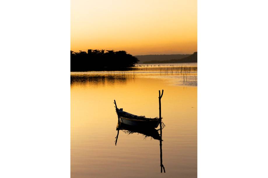 P&ocirc;r do sol na <a href="https://viajeaqui.abril.com.br/estabelecimentos/br-al-maceio-atracao-passeio-de-escuna-pela-lagoa-mundau" rel="Lagoa Munda&uacute;" target="_blank">Lagoa Munda&uacute;</a>, <a href="https://viajeaqui.abril.com.br/cidades/br-al-maceio" rel="Macei&oacute;" target="_blank">Macei&oacute;</a>, <a href="https://viajeaqui.abril.com.br/estados/br-alagoas" rel="Alagoas" target="_blank">Alagoas</a>