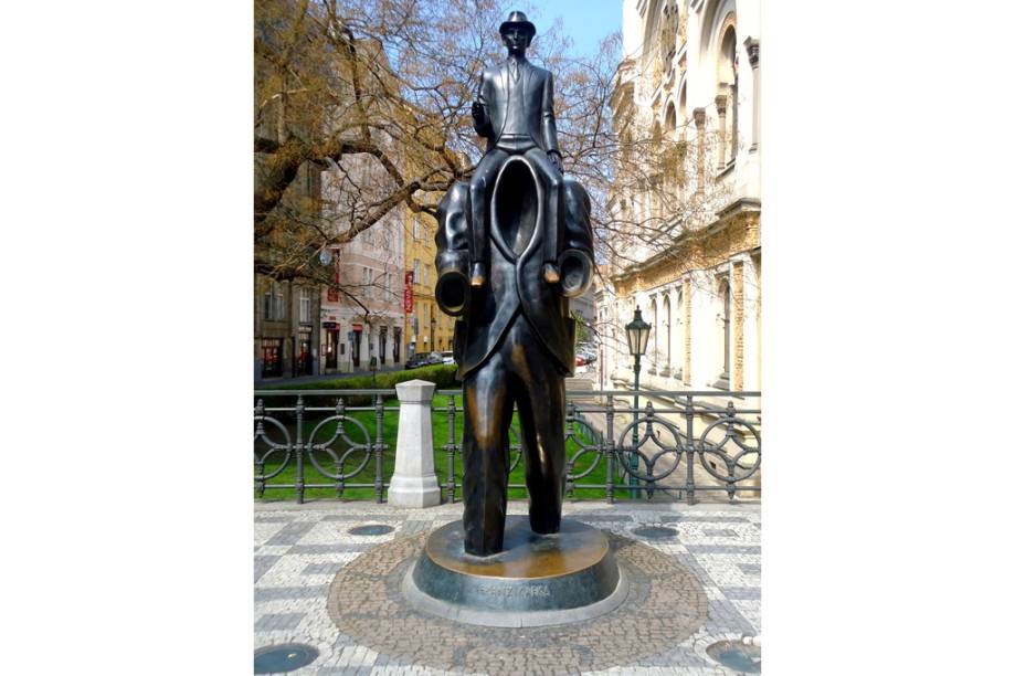 Est&aacute;tua de Franz Kafka em <a href="https://viajeaqui.abril.com.br/cidades/republica-tcheca-praga" rel="Praga" target="_blank">Praga</a>, <a href="https://viajeaqui.abril.com.br/paises/republica-tcheca" rel="Rep&uacute;blica Tcheca" target="_blank">Rep&uacute;blica Tcheca</a>