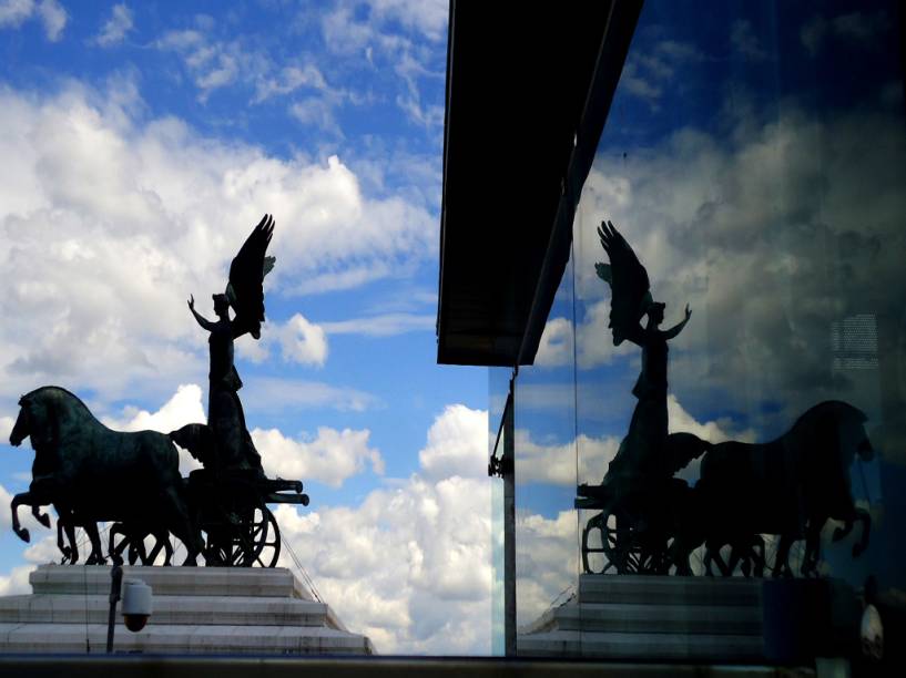 Estátua no Monumento Vittoriano, <a href="https://viajeaqui.abril.com.br/cidades/italia-roma" rel="Roma" target="_blank">Roma</a>, <a href="https://viajeaqui.abril.com.br/paises/italia" rel="Itália" target="_blank">Itália</a>