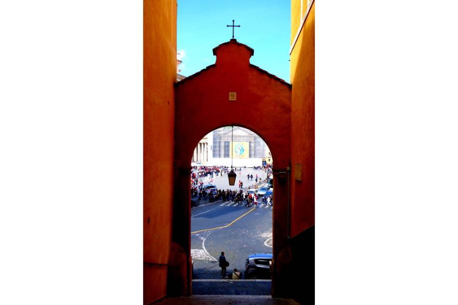 Escadaria ao lado da <a href="https://viajeaqui.abril.com.br/estabelecimentos/italia-roma-atracao-basilica-di-san-pietro-basilica-de-sao-pedro" rel="Bas&iacute;lica de S&atilde;o Pedro" target="_blank">Bas&iacute;lica de S&atilde;o Pedro</a>, <a href="https://viajeaqui.abril.com.br/cidades/italia-roma" rel="Roma" target="_blank">Roma</a>, <a href="https://viajeaqui.abril.com.br/paises/italia" rel="It&aacute;lia" target="_blank">It&aacute;lia</a>