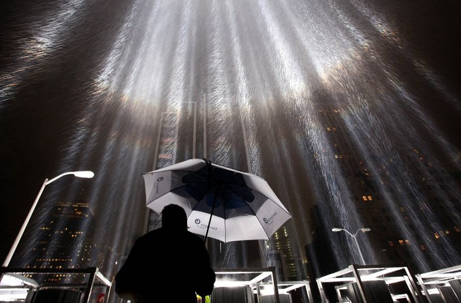 88 canhões de 7000 watts apontam para o céu em 2011, marcando os 10 anos da queda das torres gêmeas do World Trade Center