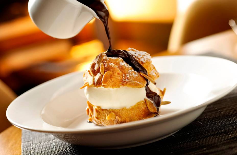 <a href="https://viajeaqui.abril.com.br/estabelecimentos/br-sp-sao-paulo-restaurante-kaa" rel="Kaá (São Paulo)"><strong>Kaá</strong></a><strong> (São Paulo)</strong><br /><br />Para compor o variado cardápio no almoço ou jantar de Páscoa, o chef Pascal Valero, do estrelado <strong>Kaá</strong>, preparou cinco sobremesas clássicas da confeitaria, elaboradas com a massa patê-à-choux. São elas: <strong>Profiterole com sorvete de creme e calda de chocolate</strong> (<em>foto</em>) (R$18) <strong>Religieuse com creme de banana e café</strong> (R$ 18), <strong>Saint Honoré de cupuaçu e chocolate branco com chantilly de cumaru</strong> (R$18), <strong>Éclair aberto e recheado com mousse de chocolate meio amargo</strong> (R$ 18) e <strong>Paris Brest com creme de avelã e crocante</strong> (R$ 18) <a href="https://viajeaqui.abril.com.br/estabelecimentos/br-sp-sao-paulo-restaurante-kaa" rel="Kaá (São Paulo)"><strong>Kaá</strong></a><strong> (São Paulo)</strong><br /><br />Para compor o variado cardápio no almoço ou jantar de Páscoa, o chef Pascal Valero, do estrelado <strong>Kaá</strong>, preparou cinco sobremesas clássicas da confeitaria, elaboradas com a massa patê-à-choux. São elas: <strong>Profiterole com sorvete de creme e calda de chocolate</strong> (<em>foto</em>) (R$18) <strong>Religieuse com creme de banana e café</strong> (R$ 18), <strong>Saint Honoré de cupuaçu e chocolate branco com chantilly de cumaru</strong> (R$18), <strong>Éclair aberto e recheado com mousse de chocolate meio amargo</strong> (R$ 18) e <strong>Paris Brest com creme de avelã e crocante</strong> (R$ 18)