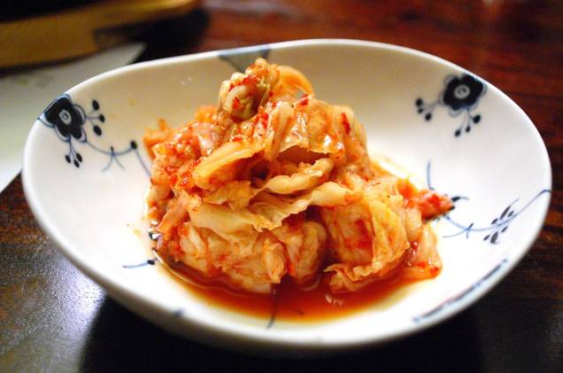<strong>Kimchi</strong> Essa delícia de repolho fermentado é um dos pratos mais emblemáticos da comida coreana. Existem centenas de variedades de kimchi - a maneira que o prato é feito depende da região e da estação do ano. O mais comum é o kimchi baechu, feito com repolho, rabanete branco, pimenta vermelha, cebolinha, alho e peixe salgado <strong>Kimchi</strong> Essa delícia de repolho fermentado é um dos pratos mais emblemáticos da comida coreana. Existem centenas de variedades de kimchi - a maneira que o prato é feito depende da região e da estação do ano. O mais comum é o kimchi baechu, feito com repolho, rabanete branco, pimenta vermelha, cebolinha, alho e peixe salgado