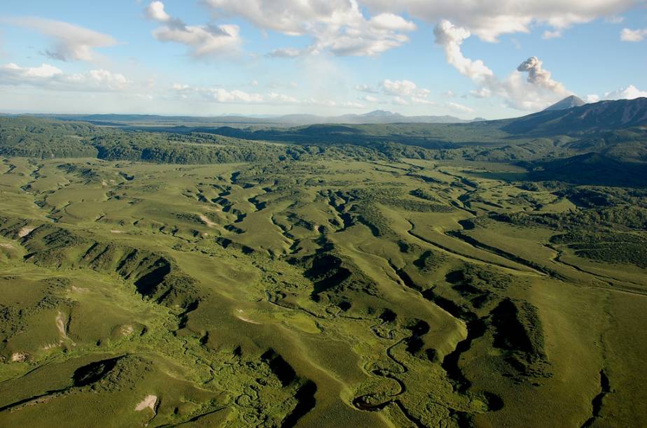 <strong>Kamchatka, Rússia</strong> No extremo nordeste da <a href="https://viajeaqui.abril.com.br/paises/russia">Rússia</a>, a península de Kamchatka possui belos vulcões e rica fauna. <a href="https://www.booking.com/searchresults.pt-br.html?aid=332455&lang=pt-br&sid=eedbe6de09e709d664615ac6f1b39a5d&sb=1&src=index&src_elem=sb&error_url=https%3A%2F%2Fwww.booking.com%2Findex.pt-br.html%3Faid%3D332455%3Bsid%3Deedbe6de09e709d664615ac6f1b39a5d%3Bsb_price_type%3Dtotal%26%3B&ss=R%C3%BAssia&ssne=Ilhabela&ssne_untouched=Ilhabela&checkin_monthday=&checkin_month=&checkin_year=&checkout_monthday=&checkout_month=&checkout_year=&no_rooms=1&group_adults=2&group_children=0&from_sf=1&ss_raw=R%C3%BAssia&ac_position=0&ac_langcode=xb&dest_id=176&dest_type=country&search_pageview_id=d53b7458743001f1&search_selected=true&search_pageview_id=d53b7458743001f1&ac_suggestion_list_length=5&ac_suggestion_theme_list_length=0" target="_blank" rel="noopener"><em>Busque hospedagens na Rússia no Booking.com</em></a>