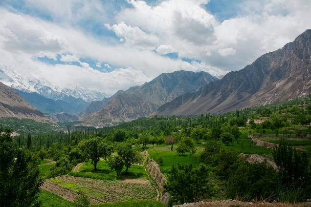 <strong>Karimabad, Paquistão</strong> O vale do Hunza é um dos lugares mais cênicos nas montanhas ao norte de Islamabad. <a href="https://www.booking.com/searchresults.pt-br.html?aid=332455&lang=pt-br&sid=eedbe6de09e709d664615ac6f1b39a5d&sb=1&src=index&src_elem=sb&error_url=https%3A%2F%2Fwww.booking.com%2Findex.pt-br.html%3Faid%3D332455%3Bsid%3Deedbe6de09e709d664615ac6f1b39a5d%3Bsb_price_type%3Dtotal%26%3B&ss=Paquist%C3%A3o&ssne=Ilhabela&ssne_untouched=Ilhabela&checkin_monthday=&checkin_month=&checkin_year=&checkout_monthday=&checkout_month=&checkout_year=&no_rooms=1&group_adults=2&group_children=0&from_sf=1&ss_raw=Paquist%C3%A3o&ac_position=0&ac_langcode=xb&dest_id=161&dest_type=country&search_pageview_id=d53b747d6e1b0250&search_selected=true&search_pageview_id=d53b747d6e1b0250&ac_suggestion_list_length=1&ac_suggestion_theme_list_length=0" target="_blank" rel="noopener"><em>Busque hospedagens no </em><em>Paquistão no Booking.com</em></a> <strong>Karimabad, Paquistão</strong> O vale do Hunza é um dos lugares mais cênicos nas montanhas ao norte de Islamabad. <a href="https://www.booking.com/searchresults.pt-br.html?aid=332455&lang=pt-br&sid=eedbe6de09e709d664615ac6f1b39a5d&sb=1&src=index&src_elem=sb&error_url=https%3A%2F%2Fwww.booking.com%2Findex.pt-br.html%3Faid%3D332455%3Bsid%3Deedbe6de09e709d664615ac6f1b39a5d%3Bsb_price_type%3Dtotal%26%3B&ss=Paquist%C3%A3o&ssne=Ilhabela&ssne_untouched=Ilhabela&checkin_monthday=&checkin_month=&checkin_year=&checkout_monthday=&checkout_month=&checkout_year=&no_rooms=1&group_adults=2&group_children=0&from_sf=1&ss_raw=Paquist%C3%A3o&ac_position=0&ac_langcode=xb&dest_id=161&dest_type=country&search_pageview_id=d53b747d6e1b0250&search_selected=true&search_pageview_id=d53b747d6e1b0250&ac_suggestion_list_length=1&ac_suggestion_theme_list_length=0" target="_blank" rel="noopener"><em>Busque hospedagens no </em><em>Paquistão no Booking.com</em></a>
