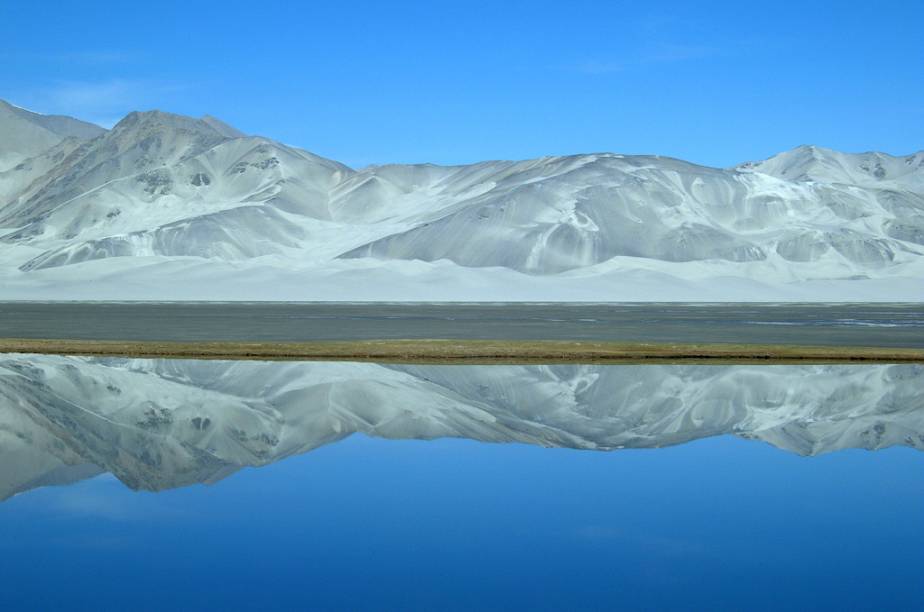 <strong>Karakoram Highway, Xiangjiang, China</strong> Uma das mais belas rodovias do planeta, a Karakoram Highway passa pelos territórios de Paquistão e China. <a href="https://www.booking.com/searchresults.pt-br.html?aid=332455&lang=pt-br&sid=eedbe6de09e709d664615ac6f1b39a5d&sb=1&src=index&src_elem=sb&error_url=https%3A%2F%2Fwww.booking.com%2Findex.pt-br.html%3Faid%3D332455%3Bsid%3Deedbe6de09e709d664615ac6f1b39a5d%3Bsb_price_type%3Dtotal%26%3B&ss=China&ssne=Ilhabela&ssne_untouched=Ilhabela&checkin_monthday=&checkin_month=&checkin_year=&checkout_monthday=&checkout_month=&checkout_year=&no_rooms=1&group_adults=2&group_children=0&from_sf=1&ss_raw=China+&ac_position=0&ac_langcode=xb&dest_id=44&dest_type=country&search_pageview_id=a5a173e6a6c40073&search_selected=true&search_pageview_id=a5a173e6a6c40073&ac_suggestion_list_length=5&ac_suggestion_theme_list_length=0" target="_blank" rel="noopener"><em>Busque hospedagens na China no Booking.com</em></a>