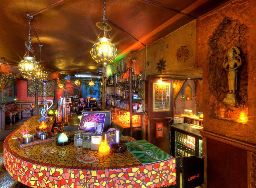 <strong><a href="https://www.kashmirlounge.com/#!" rel="Kashmir Lounge" target="_blank">Kashmir Lounge</a> </strong><em>(Jan Pieter Heijestraat 85) </em>Foi um dos primeiros coffeeshops de Amsterdã que inseriu DJ e agitou a programação noturna. Durante as tardes, os espaços são místicos e aconchegantes para curtir com os amigos. Hoje o bar fica separado do coffeeshop. Basta atravessar a rua <strong><a href="https://www.kashmirlounge.com/#!" rel="Kashmir Lounge" target="_blank">Kashmir Lounge</a> </strong><em>(Jan Pieter Heijestraat 85) </em>Foi um dos primeiros coffeeshops de Amsterdã que inseriu DJ e agitou a programação noturna. Durante as tardes, os espaços são místicos e aconchegantes para curtir com os amigos. Hoje o bar fica separado do coffeeshop. Basta atravessar a rua