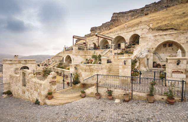 <strong>24. Kayakapi Premium Caves, Capadócia, <a href="https://viajeaqui.abril.com.br/paises/turquia/fotos" rel="Turquia" target="_blank">Turquia</a></strong>O grande atrativo do hotel são seus quartos feitos nas icônicas cavernas da Capadócia - patrimônio mundial da UNESCO - que foram transformadas em luxuosos aposentos. Mês mais barato para se hospedar: Fevereiro <strong>24. Kayakapi Premium Caves, Capadócia, <a href="https://viajeaqui.abril.com.br/paises/turquia/fotos" rel="Turquia" target="_blank">Turquia</a></strong>O grande atrativo do hotel são seus quartos feitos nas icônicas cavernas da Capadócia - patrimônio mundial da UNESCO - que foram transformadas em luxuosos aposentos. Mês mais barato para se hospedar: Fevereiro