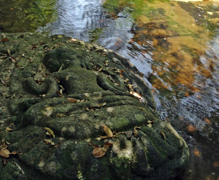 <strong>10. Kbal Spean</strong>Localizado mais ou menos próximo ao Banteay Srei, este templo está localizado no rio no topo da Montanha Kulen e foi construído entre os séculos 11 e 12.  Para chegar até lá, é preciso fazer uma trilha fácil pela mata. O templo consiste em diversas pedras entalhadas no leito e laterais do rio – muito diferente das outras construções religiosas que conhecemos