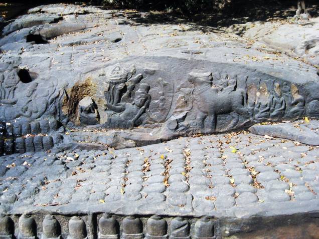 <strong>10. Kbal Spean</strong>Este templo à ceu aberto também é chamado de "Vale dos 1000 lingas" ou "Rio dos 1000 lingas" (liga significa falo na tradição hindu). As formas arredondadas que você vê já foram mais proeminentes e pareciam mesmo com uma série de pênis sendo acariciados pelas águas do rio. Entalhes em baixo relevo representam "ionis", a palavra hindu para vagina <strong>10. Kbal Spean</strong>Este templo à ceu aberto também é chamado de "Vale dos 1000 lingas" ou "Rio dos 1000 lingas" (liga significa falo na tradição hindu). As formas arredondadas que você vê já foram mais proeminentes e pareciam mesmo com uma série de pênis sendo acariciados pelas águas do rio. Entalhes em baixo relevo representam "ionis", a palavra hindu para vagina