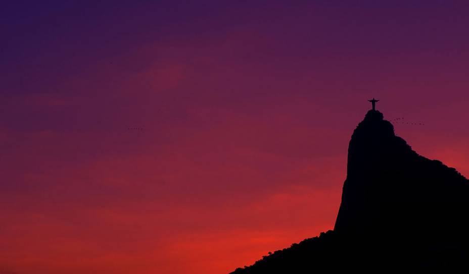 O Cristo Redentor, no Rio de Janeiro (RJ), envolto por pássaros e pelos tons do fim de tarde. O Cristo Redentor, no Rio de Janeiro (RJ), envolto por pássaros e pelos tons do fim de tarde.