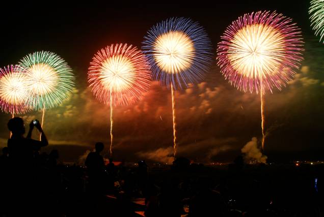 <strong>Fogos de artifício</strong>No revéillon do <a href="https://viajeaqui.abril.com.br/paises/japao" rel="Japão" target="_blank">Japão</a>, o som que impera é o dos sinos dos templos budistas e santuários xintoístas. Fogos de artifício são coisa para o verão, quando festivais primorosamente produzidos atraem multidões. Dentre os mais famosos estão os do rio Sumida, em <a href="https://viajeaqui.abril.com.br/cidades/japao-toquio" rel="Tóquio" target="_blank">Tóquio</a>, e o Grande Festival de Nagaoka (foto), província de Niigata, considerado o melhor do país <strong>Fogos de artifício</strong>No revéillon do <a href="https://viajeaqui.abril.com.br/paises/japao" rel="Japão" target="_blank">Japão</a>, o som que impera é o dos sinos dos templos budistas e santuários xintoístas. Fogos de artifício são coisa para o verão, quando festivais primorosamente produzidos atraem multidões. Dentre os mais famosos estão os do rio Sumida, em <a href="https://viajeaqui.abril.com.br/cidades/japao-toquio" rel="Tóquio" target="_blank">Tóquio</a>, e o Grande Festival de Nagaoka (foto), província de Niigata, considerado o melhor do país