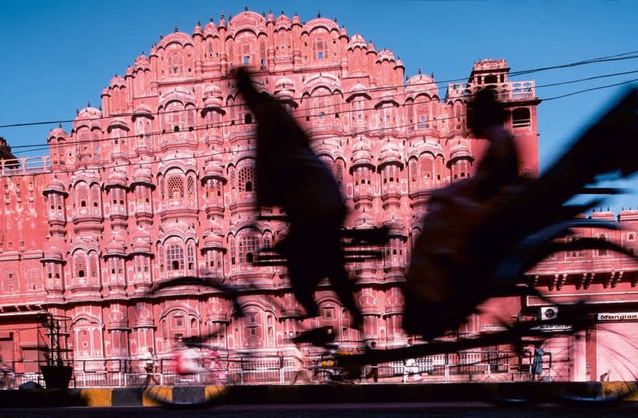 <strong>3. Jaipur, Índia</strong> Dá pra deduzir o que era uma vida de marajá em sua literalidade vendo o esplendoroso Palácio dos Ventos, em jaipur. Capital do Rajastão, na Índia, e uma das cidades do Triângulo Dourado (em tabelinha com Délhi e Agra), o lugar tem um Centro com construções pintadas em tons de rosa. E o suntuoso Palácio dos Ventos, com suas microjanelas, feitas para que as mulheres espiassem a ruasem serem observadas, é o prédio mais vistoso deste conjunto arquitetônico