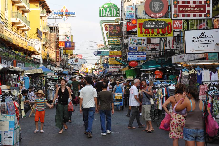 <strong>Khaosan Road, <a href="https://viajeaqui.abril.com.br/cidades/tailandia-bangcoc" rel="Bangcoc" target="_blank">Bangcoc</a></strong>        Esta rua parece uma <a href="https://viajeaqui.abril.com.br/estabelecimentos/br-sp-sao-paulo-atracao-rua-25-de-marco" rel="25 de Março" target="_blank">25 de Março</a>, mas com aquele magnetismo peculiar que a gente só encontra nos países asiáticos. Barracas com infinitas tranqueiras e bugigangas se misturam a restaurantes, hotéis e tuk-tuks