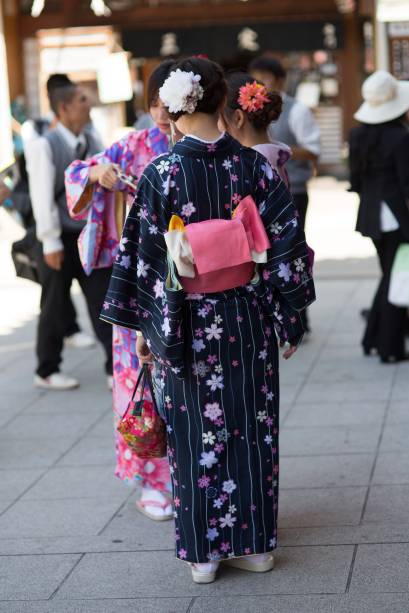 <strong>Japão: quimono</strong> Utilizado tanto por homens, quanto por mulheres e crianças, é uma espécie de "roupão" colorido, amarrado por um cinto, o obi. Para acompanhar, também é necessário usar as típicas sandálias de madeira, chamadas de geta. A roupa geralmente é utilizada em eventos muito formais e em festivais, casamentos e cerimônias de chá. Em japonês, a palavra "kimono" significa literalmente "coisa para vestir"