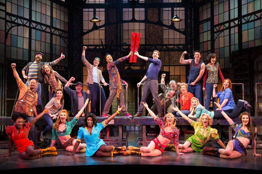 <strong>8.&nbsp;<a href="https://kinkybootsthemusical.com/" rel="Kinky Boots" target="_blank">Kinky Boots</a></strong>Divertido, conta a hist&oacute;ria de uma parceria inusitada entre uma drag queen e o dono de uma loja de sapatos falida. Marca a estreia da cantora Cyndi Lauper como compositora de musicais, o que rendeu a ela um Tony. A produ&ccedil;&atilde;o tem coreografias exuberantes e momentos emocionantes! O clima &eacute; leve e agrada toda a fam&iacute;lia.