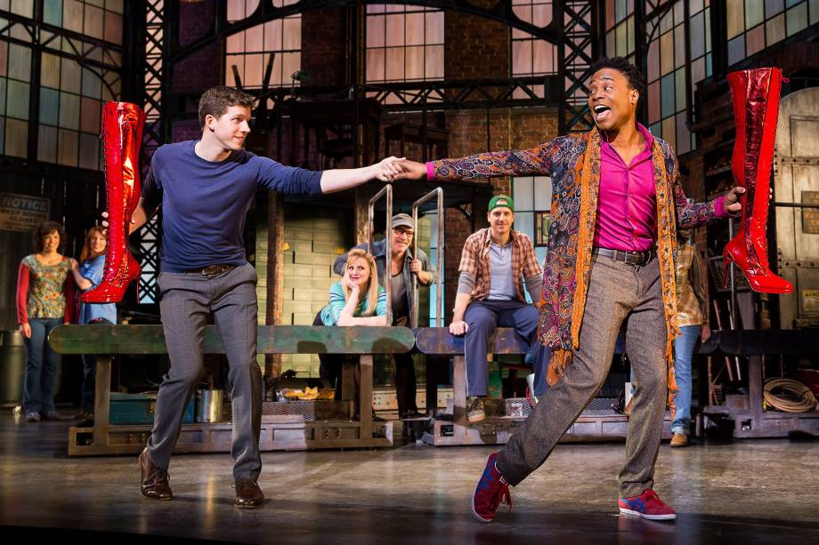 <strong>8.&nbsp;<a href="https://kinkybootsthemusical.com/" rel="Kinky Boots" target="_blank">Kinky Boots</a></strong><strong>Preste aten&ccedil;&atilde;o:</strong> no bel&iacute;ssimo solo Hold Me in Your Heart e no n&uacute;mero The History of Wrong Guys, que arranca aplausos em cena aberta.