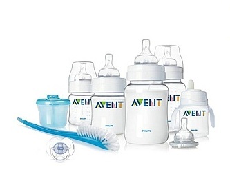 <strong>Conjunto de mamadeiras</strong><br /> <br /> Kit com quatro mamadeiras, bicos extras, chupeta, primeiro copo e escova, da marca Avent (cerca de US$ 30). No Brasil, custa por volta de R$ 220. Outro item bastante procurado é o esterilizador de mamadeira de microondas - o da Avent custa por volta de US$ 25 nos Estados Unidos e cerca de R$ 100 no Brasil <strong>Conjunto de mamadeiras</strong><br /> <br /> Kit com quatro mamadeiras, bicos extras, chupeta, primeiro copo e escova, da marca Avent (cerca de US$ 30). No Brasil, custa por volta de R$ 220. Outro item bastante procurado é o esterilizador de mamadeira de microondas - o da Avent custa por volta de US$ 25 nos Estados Unidos e cerca de R$ 100 no Brasil