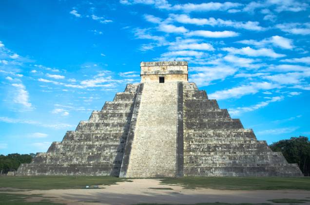 <strong>3. Kukulcán – Chichén Itzá – México </strong>Localizada na península de Yucatán, a pirâmide de Kukulcán tem 30 metros de altura e é o edifício mais importante do sítio arqueológico maia de Chichén Itzá. Ela é umas das mais visitadas do México devido à sua grandiosidade, beleza e proximidade às belas praias da Riviera Maia, principal destino turístico do país. Construída entre os séculos 9 e 12, ela serviu como templo ao deus Kukulkan, uma serpente emplumada muitas vezes relacionada ao deus Quetzalcoatl dos astecas, que também é representado por uma cobra alada. Durante os equinócios de primavera e outono, o sol do fim de tarde gera uma série de sombras triangulares que criam a ilusão de uma serpente descendo a pirâmide. Ainda que tenha escadas nos quatro lados da estrutura, a ascensão ao topo ficou proibida devido ao grande número de turistas <strong>3. Kukulcán – Chichén Itzá – México </strong>Localizada na península de Yucatán, a pirâmide de Kukulcán tem 30 metros de altura e é o edifício mais importante do sítio arqueológico maia de Chichén Itzá. Ela é umas das mais visitadas do México devido à sua grandiosidade, beleza e proximidade às belas praias da Riviera Maia, principal destino turístico do país. Construída entre os séculos 9 e 12, ela serviu como templo ao deus Kukulkan, uma serpente emplumada muitas vezes relacionada ao deus Quetzalcoatl dos astecas, que também é representado por uma cobra alada. Durante os equinócios de primavera e outono, o sol do fim de tarde gera uma série de sombras triangulares que criam a ilusão de uma serpente descendo a pirâmide. Ainda que tenha escadas nos quatro lados da estrutura, a ascensão ao topo ficou proibida devido ao grande número de turistas
