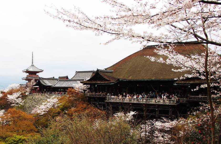 <strong>Kiyomizu-dera </strong>Construído em 780 e hoje considerado Patrimônio da Humanidade pela UNESCO, é talvez o templo mais popular de Kyoto. É localizado no topo de uma colina no lado leste da cidade, próximo a uma cachoeira que foi razão para seu nome - literalmente “templo da água pura”. Reza a lenda que a água do lugar, dividida em três fontes separadas, tem poderes mágicos: cada uma ofereceria a quem a beber um de três benefícios, longevidade, sucesso ou amor, mas os visitantes têm que escolher apenas uma. O templo também é conhecido pela plataforma de madeira elevada a 13 metros de altura, que oferece uma linda vista da cidade e da montanha, que fica especialmente colorida durante a primavera e o outono.