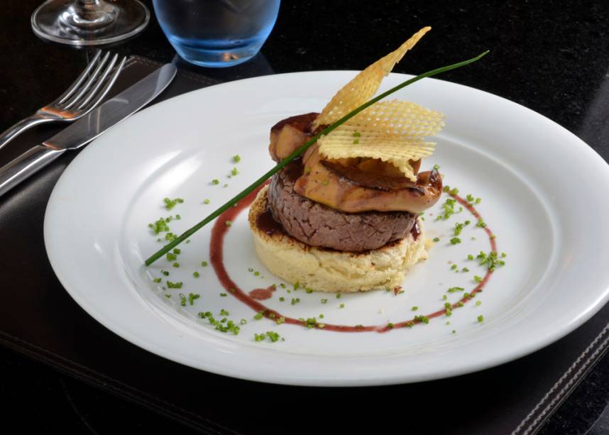 <a href="https://www.lamitie.com.br/index2.php" rel="L’Amitié">L’Amitié</a> (Rua Manuel Guedes, 233 - Itaim Bibi): o hambúrguer rossini bonsmara leva filé-mignon picado na ponta da faca, foie gras grelhado, molho de vinho tinto e azeite trufado no brioche. Batata gaufrette acompanha. <a href="https://www.lamitie.com.br/index2.php" rel="L’Amitié">L’Amitié</a> (Rua Manuel Guedes, 233 - Itaim Bibi): o hambúrguer rossini bonsmara leva filé-mignon picado na ponta da faca, foie gras grelhado, molho de vinho tinto e azeite trufado no brioche. Batata gaufrette acompanha.