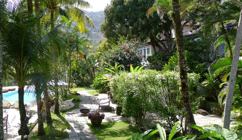 <strong>5. <a href="https://www.picinguaba.com/pt/index.mhtml" target="_blank" rel="noopener">Pousada Picinguaba</a> – Praia de Picinguaba, Ubatuba</strong> Localizada dentro do Parque Nacional da Mata Atlântica, a 30 km de Paraty e 40km de Ubatuba, a pousada ocupa uma casa colonial de quartos bem amplos, varanda com rede e vista pro mar. Passeios de barco e excursões pelo parque podem ser contratados na recepção.<a href="https://www.booking.com/hotel/br/pousada-picinguaba.pt-br.html?aid=332455;label=viagemabril-pousadaslitoralsp;sid=eedbe6de09e709d664615ac6f1b39a5d;checkin=2017-11-09;checkout=2017-11-10;ucfs=1;soh=1;srpvid=4c6c9367e4d41017;srepoch=1508446673;highlighted_blocks=;all_sr_blocks=;room1=A%2CA;soldout=0%2C0;hpos=1;hapos=1;dest_type=city;dest_id=-677399;srfid=ddab760b8c969d98cdbc9fe491e6b044e65bda11X1;from=searchresults;highlight_room=#no_availability_msg" target="_blank" rel="noopener"><em>Reserve a sua estadia na Pousada Picinguaba através do Booking.com</em></a> <strong>5. <a href="https://www.picinguaba.com/pt/index.mhtml" target="_blank" rel="noopener">Pousada Picinguaba</a> – Praia de Picinguaba, Ubatuba</strong> Localizada dentro do Parque Nacional da Mata Atlântica, a 30 km de Paraty e 40km de Ubatuba, a pousada ocupa uma casa colonial de quartos bem amplos, varanda com rede e vista pro mar. Passeios de barco e excursões pelo parque podem ser contratados na recepção.<a href="https://www.booking.com/hotel/br/pousada-picinguaba.pt-br.html?aid=332455;label=viagemabril-pousadaslitoralsp;sid=eedbe6de09e709d664615ac6f1b39a5d;checkin=2017-11-09;checkout=2017-11-10;ucfs=1;soh=1;srpvid=4c6c9367e4d41017;srepoch=1508446673;highlighted_blocks=;all_sr_blocks=;room1=A%2CA;soldout=0%2C0;hpos=1;hapos=1;dest_type=city;dest_id=-677399;srfid=ddab760b8c969d98cdbc9fe491e6b044e65bda11X1;from=searchresults;highlight_room=#no_availability_msg" target="_blank" rel="noopener"><em>Reserve a sua estadia na Pousada Picinguaba através do Booking.com</em></a>