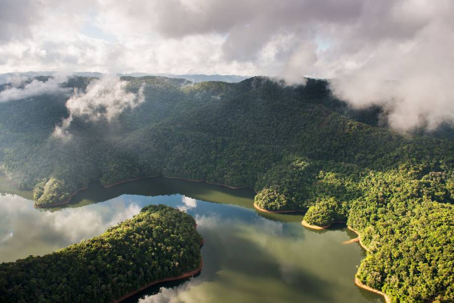 A Reserva Legado das Águas não é apenas uma enorme área protegida. É também parte de um mosaico de grandes unidades de conservação que, juntas, formam o maior remanescente contínuo de Mata Atlântica, entre as serras do Mar e de Paranapiacaba, ao longo do Vale do Ribeira. São 31 mil hectares de florestas em ótimo estado de conservação. Só percebi a grandiosidade quando sobrevoei a reserva em um helicóptero. Ali estava a visão do "tapete verde" a perder de vista, comum na Floresta Amazônica. A região da foto é a divisa entre o Legado das Águas e o Parque Estadual do Jurupará. A reserva foi criada em uma área comprada pelo empresário Antônio Ermírio de Moraes, na década de 1950, para proteger a água para as suas hidrelétricas. Agora começa a se abrir para o ecoturismo