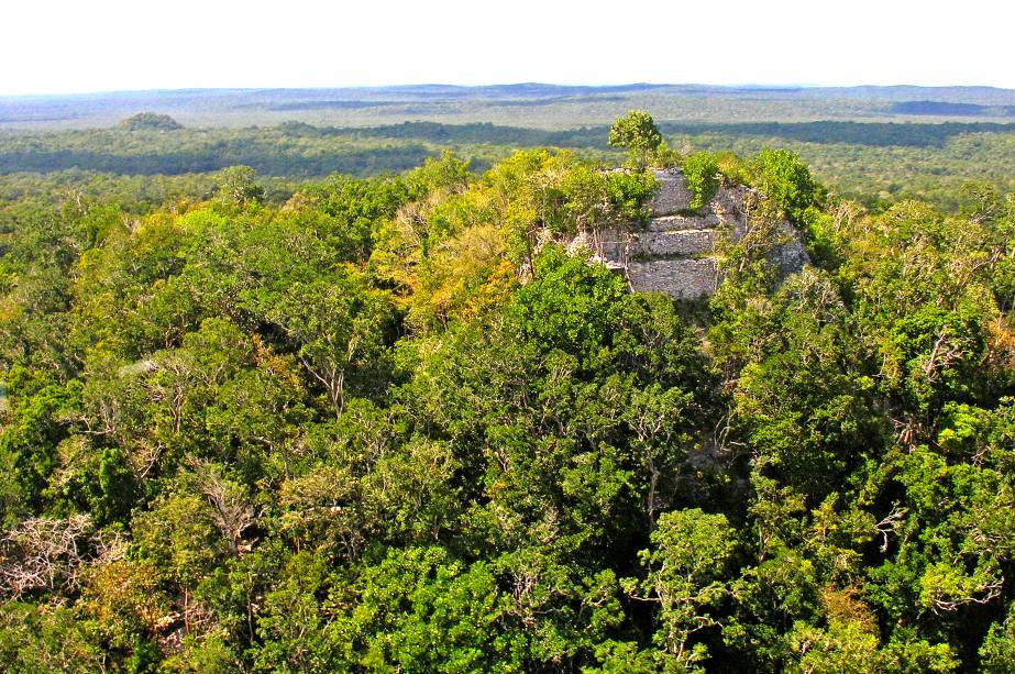 <strong>9. La Danta – El Mirador – Guatemala </strong>Com seus 72 metros de altura cobertos de vegetação tropical, a pirâmide La Danta é uma das mais altas do mundo! Construída pelos maias no século 6 a.C., originalmente possuía decoração de grandes máscaras representando seus deuses. Visitar o local nos faz sentir como Indiana Jones, descobrindo ruínas no meio da floresta.Ainda que o sítio arqueológico El Mirador tenha alta concentração de exemplos de civilização maia pré-clássica, sua localização remota no coração da selva impede que se torne um local popular entre turistas – por enquanto