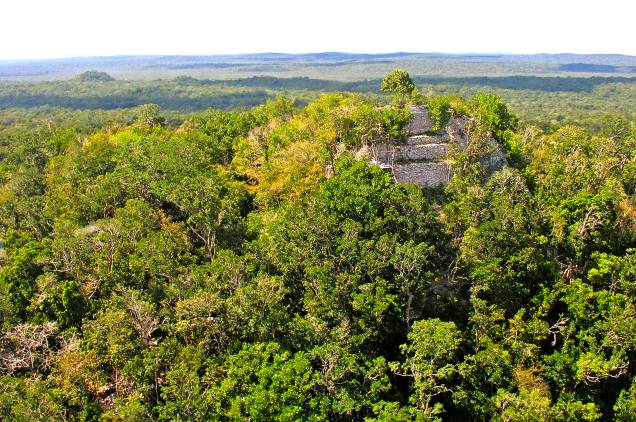 <strong>9. La Danta – El Mirador – Guatemala </strong>Com seus 72 metros de altura cobertos de vegetação tropical, a pirâmide La Danta é uma das mais altas do mundo! Construída pelos maias no século 6 a.C., originalmente possuía decoração de grandes máscaras representando seus deuses. Visitar o local nos faz sentir como Indiana Jones, descobrindo ruínas no meio da floresta.Ainda que o sítio arqueológico El Mirador tenha alta concentração de exemplos de civilização maia pré-clássica, sua localização remota no coração da selva impede que se torne um local popular entre turistas – por enquanto <strong>9. La Danta – El Mirador – Guatemala </strong>Com seus 72 metros de altura cobertos de vegetação tropical, a pirâmide La Danta é uma das mais altas do mundo! Construída pelos maias no século 6 a.C., originalmente possuía decoração de grandes máscaras representando seus deuses. Visitar o local nos faz sentir como Indiana Jones, descobrindo ruínas no meio da floresta.Ainda que o sítio arqueológico El Mirador tenha alta concentração de exemplos de civilização maia pré-clássica, sua localização remota no coração da selva impede que se torne um local popular entre turistas – por enquanto