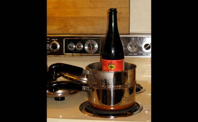 A suíça <strong>La Dragonne</strong> é uma cerveja feita para se consumir quente (entre 43ºC a 48ºC). Com sabor apimentado, pode ser aquecida no fogão ou no microondas A suíça <strong>La Dragonne</strong> é uma cerveja feita para se consumir quente (entre 43ºC a 48ºC). Com sabor apimentado, pode ser aquecida no fogão ou no microondas
