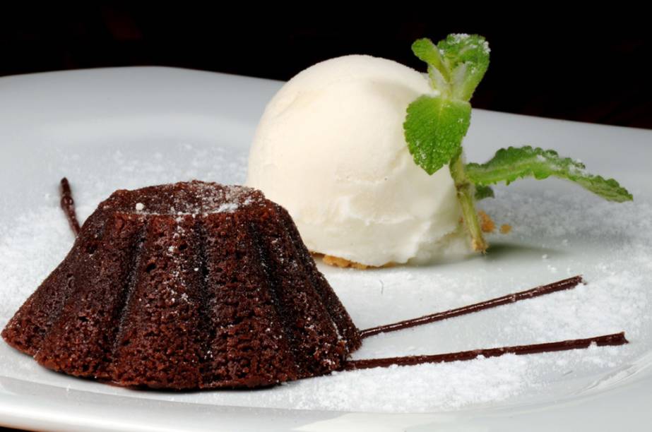 <a href="https://viajeaqui.abril.com.br/estabelecimentos/br-rj-rio-de-janeiro-restaurante-la-fiducia" rel="La Fiducia (Rio de Janeiro)"><strong>La Fiducia</strong></a><strong> (Rio de Janeiro)</strong><br /> <br /> A entrada do menu de Páscoa na casa estrelada é o queijo burrata com cesta de pães (R$ 28), seguido pelo <strong>Bacalhau ao Braz</strong> – desfiado com cebola, batata palha e ovos com azeite extravirgem (R$ 39) como prato principal. Para a sobremesa, a sugestão é o <strong>mini bolo de chocolate quente com sorvete de limão Siciliano</strong> (foto) (R$ 15,20). Além dos pratos especiais, o restaurante oferece 20% de desconto em todo o cardápio e carta de vinhos durante o almoço <a href="https://viajeaqui.abril.com.br/estabelecimentos/br-rj-rio-de-janeiro-restaurante-la-fiducia" rel="La Fiducia (Rio de Janeiro)"><strong>La Fiducia</strong></a><strong> (Rio de Janeiro)</strong><br /> <br /> A entrada do menu de Páscoa na casa estrelada é o queijo burrata com cesta de pães (R$ 28), seguido pelo <strong>Bacalhau ao Braz</strong> – desfiado com cebola, batata palha e ovos com azeite extravirgem (R$ 39) como prato principal. Para a sobremesa, a sugestão é o <strong>mini bolo de chocolate quente com sorvete de limão Siciliano</strong> (foto) (R$ 15,20). Além dos pratos especiais, o restaurante oferece 20% de desconto em todo o cardápio e carta de vinhos durante o almoço