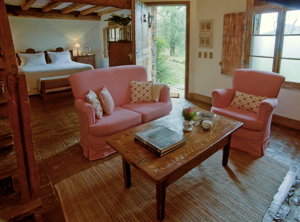 <strong>Pousada La Hacienda (Gramado)</strong><br /><br />A personaliza&ccedil;&atilde;o do servi&ccedil;o na <a href="https://viajeaqui.abril.com.br/estabelecimentos/br-rs-gramado-hospedagem-pousada-la-hacienda" rel="Pousada La Hacienda"><strong>Pousada La Hacienda</strong></a> &eacute; total. Voc&ecirc; escolhe o tipo de m&uacute;sica e os filmes que ter&aacute; no chal&eacute;; os itens do frigobar, os travesseiros, jornais e livros; e, toda noite, h&aacute; um ch&aacute; com bolachinhas &agrave; sua espera. Os chal&eacute;s de pedra lembram um vilarejo e exibem TV de LCD e DVD, lareira, m&oacute;veis de madeira e t&ecirc;m um gostoso aroma de lavanda &ndash; presente tamb&eacute;m no sach&ecirc; da grife La Hacienda. Um aviso: o local fecha em janeiro e fevereiro.