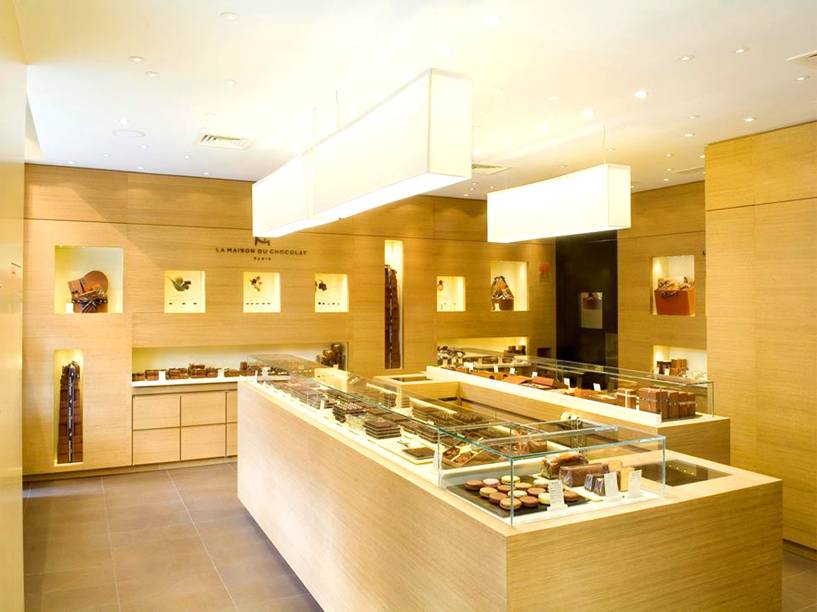 <strong><a href="https://www.lamaisonduchocolat.com/fr/index.php#/home" rel="La Maison Du Chocolat" target="_blank">La Maison Du Chocolat</a></strong>A chocolateria parisiense tem em Nova York um de seus endereços mais charmosos. Há barras e bombons saborosos de todos os tipos, mas o destaque principal vai para a mousse cremosa servida na casa. <em>51 West 49th Street, 10020</em> 