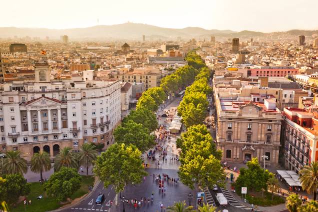 <strong><a href="https://viajeaqui.abril.com.br/estabelecimentos/espanha-barcelona-atracao-la-rambla" rel="La Rambla" target="_blank">La Rambla</a>, <a href="https://viajeaqui.abril.com.br/cidades/espanha-barcelona" rel="Barcelona" target="_blank">Barcelona</a></strong> Caminhar ao logo dessa passagem é um passeio por si só. Isso porque o seu quilômetro e meio de comprimento é, na verdade, a junção de várias ruas, com nomes diferentes. O caminho liga a Praça da Catalunha ao Porto Velho e reúne artistas de ruas, incorporando estátuas vivas, pintores e músicos <strong><a href="https://viajeaqui.abril.com.br/estabelecimentos/espanha-barcelona-atracao-la-rambla" rel="La Rambla" target="_blank">La Rambla</a>, <a href="https://viajeaqui.abril.com.br/cidades/espanha-barcelona" rel="Barcelona" target="_blank">Barcelona</a></strong> Caminhar ao logo dessa passagem é um passeio por si só. Isso porque o seu quilômetro e meio de comprimento é, na verdade, a junção de várias ruas, com nomes diferentes. O caminho liga a Praça da Catalunha ao Porto Velho e reúne artistas de ruas, incorporando estátuas vivas, pintores e músicos