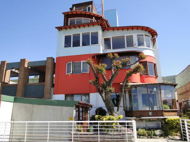 <strong>Pablo Neruda (<a href="https://viajeaqui.abril.com.br/cidades/chile-valparaiso" rel="Valparaíso" target="_blank">Valparaíso</a>, <a href="https://viajeaqui.abril.com.br/paises/chile" rel="Chile" target="_blank">Chile</a>)</strong> O poeta chileno, vencedor do Prêmio Nobel de Literatura de 1971, mantinha três casas em seu país de origem: <a href="https://viajeaqui.abril.com.br/estabelecimentos/chile-santiago-atracao-casa-museo-la-chascona" rel="La Chascona" target="_blank">La Chascona</a>, em <a href="https://viajeaqui.abril.com.br/cidades/chile-santiago" rel="Santiago" target="_blank">Santiago</a>; Isla Negra, na cidade costeira homônima, a 96 km de Santiago; e La Sebastiana (foto), em Valparaíso. As três construções têm arquiteturas interessantíssimas, dignas de um poeta tão criativo como ele foi - e são obrigatórias para quem é apaixonado pelos versos sonoros e que relatam tão profundamente a sociedade e a natureza do Chile <strong>Pablo Neruda (<a href="https://viajeaqui.abril.com.br/cidades/chile-valparaiso" rel="Valparaíso" target="_blank">Valparaíso</a>, <a href="https://viajeaqui.abril.com.br/paises/chile" rel="Chile" target="_blank">Chile</a>)</strong> O poeta chileno, vencedor do Prêmio Nobel de Literatura de 1971, mantinha três casas em seu país de origem: <a href="https://viajeaqui.abril.com.br/estabelecimentos/chile-santiago-atracao-casa-museo-la-chascona" rel="La Chascona" target="_blank">La Chascona</a>, em <a href="https://viajeaqui.abril.com.br/cidades/chile-santiago" rel="Santiago" target="_blank">Santiago</a>; Isla Negra, na cidade costeira homônima, a 96 km de Santiago; e La Sebastiana (foto), em Valparaíso. As três construções têm arquiteturas interessantíssimas, dignas de um poeta tão criativo como ele foi - e são obrigatórias para quem é apaixonado pelos versos sonoros e que relatam tão profundamente a sociedade e a natureza do Chile