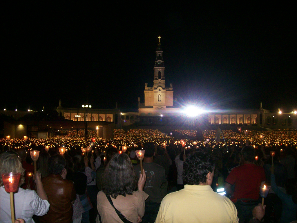 Prociss&atilde;o das velas dia 12 de maio no Santu&aacute;rio de <a href="https://viajeaqui.abril.com.br/cidades/portugal-fatima" rel="F&aacute;tima" target="_self">F&aacute;tima</a>, <a href="https://viajeaqui.abril.com.br/paises/portugal" rel="Portugal" target="_self">Portugal</a>