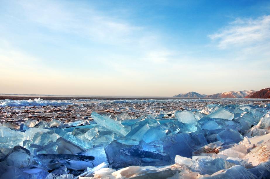 <strong>Lago Baikal, Sibéria</strong>                As águas do Baikal são abundantes. O lago carrega em sua bagagem os títulos de o maior de água doce e o maior em questão de volume do mundo. Mas suas águas também são cheias de lendas e mitos. Isso porque o ele, além de ser o mais profundo do mundo, com 1600 metros de profundidade, ainda leva a alcunha de mais antigo do planeta – são cerca de 25 milhões de anos. Tudo isso não poderia ficar despercebido e, em 2008, o concurso que elegeu as Sete Maravilhas da <a href="https://viajeaqui.abril.com.br/paises/russia" rel="Rússia" target="_blank">Rússia</a>, consagrou o lugar como a atração mais bonita de todo o país