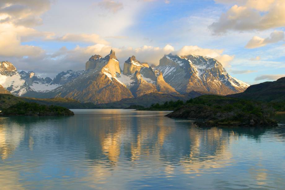 Dentro do complexo do <a href="https://viajeaqui.abril.com.br/cidades/chile-torres-del-paine" rel="Parque Torres del Paine" target="_blank">Parque Torres del Paine</a>, no <a href="https://viajeaqui.abril.com.br/paises/chile" rel="Chile" target="_blank">Chile</a>, é possível se deparar com a paisagem cênica do <strong>Lago Pehoe</strong>. Com uma superfície de aproximadamente 22 km², ele também dá o nome a uma pousada simples e charmosa em suas margens