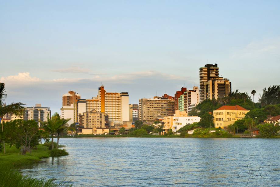 Em Torres, a Lagoa do Violão oferece uma paisagem bonita e relaxante. Por aqui, não é raro encontrar visitantes sentados, engatando uma boa conversa ou lendo um livro