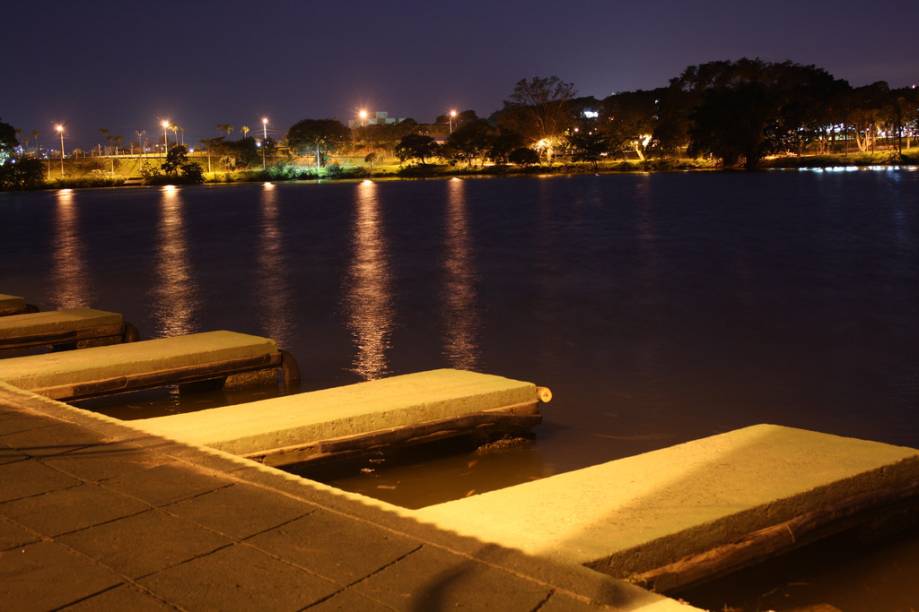 Lagoa do Taquaral (Parque Portugal) à noite