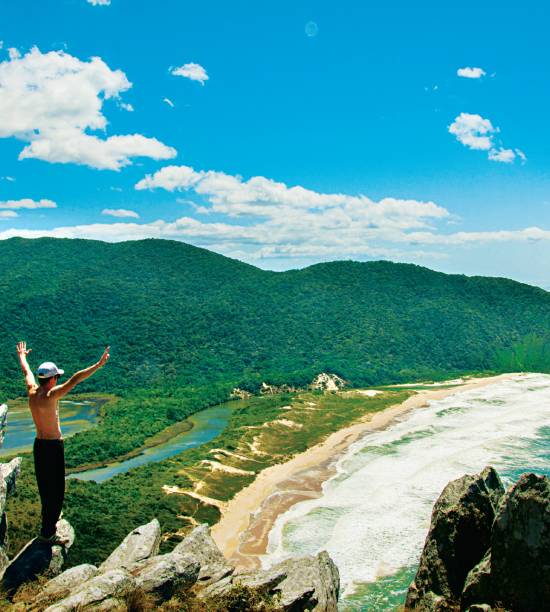 <strong>7. Praia Lagoinha do Leste, Florianópolis</strong> Descobrir a Lagoinha não é tarefa tão simples. Nem todo mundo encara as fortes caminhadas (ou um traslado de barco) para chegar à mais bela praia da cidade. A faixa de areia, fofa, branquinha e quase sempre sossegada, separa o mar de ondas fortes do riacho que forma uma lagoa boa para banho (daí o nome). <a href="https://www.booking.com/searchresults.pt-br.html?aid=332455&lang=pt-br&sid=eedbe6de09e709d664615ac6f1b39a5d&sb=1&src=index&src_elem=sb&error_url=https%3A%2F%2Fwww.booking.com%2Findex.pt-br.html%3Faid%3D332455%3Bsid%3Deedbe6de09e709d664615ac6f1b39a5d%3Bsb_price_type%3Dtotal%26%3B&ss=Praia+Lagoinha+do+Leste%2C+Florian%C3%B3polis%2C+Santa+Catarina%2C+Brasil&checkin_monthday=&checkin_month=&checkin_year=&checkout_monthday=&checkout_month=&checkout_year=&no_rooms=1&group_adults=2&group_children=0&from_sf=1&ss_raw=Praia+Lagoinha+do+Leste&ac_position=0&ac_langcode=xb&dest_id=17785&dest_type=landmark&search_pageview_id=61bd6eb316c6003a&search_selected=true&search_pageview_id=61bd6eb316c6003a&ac_suggestion_list_length=5&ac_suggestion_theme_list_length=0&map=1#map_opened" target="_blank" rel="noopener"><em>Busque hospedagens na Praia Lagoinha do Leste no Booking.com</em></a>